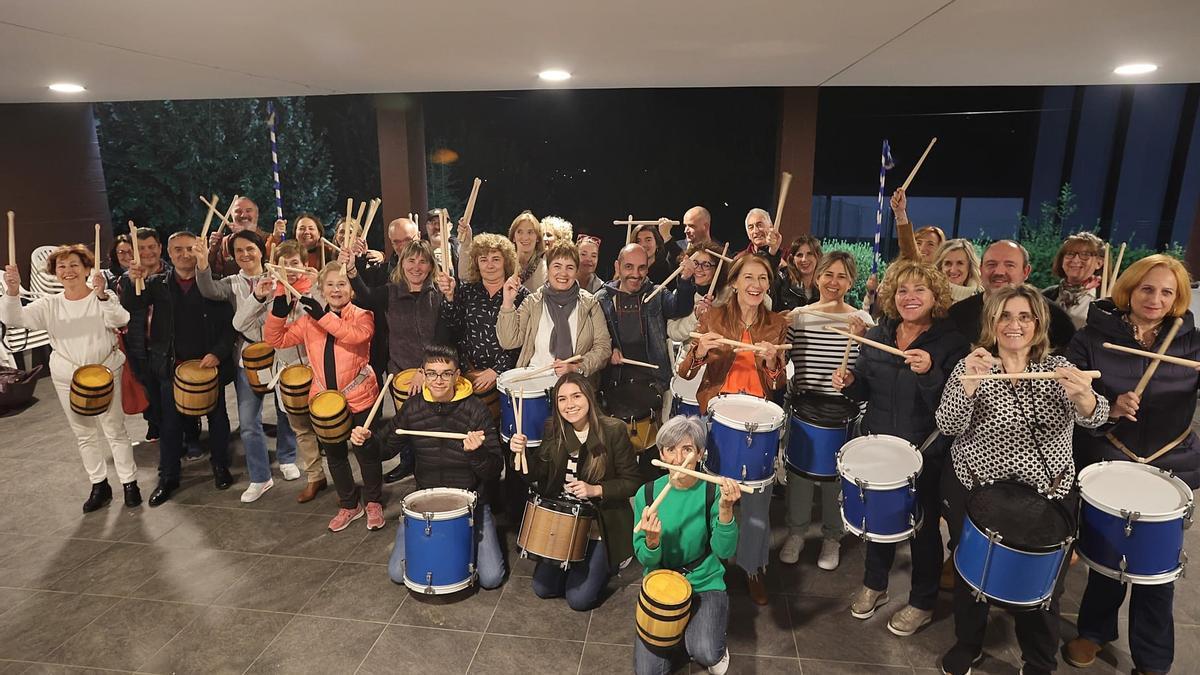 Los integrantes de la tamborrada Nordic Walking posan antes de comenzar su ensayo de esta semana.