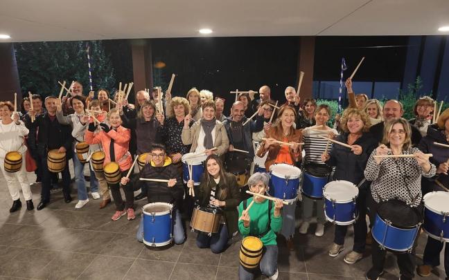 Los integrantes de la tamborrada Nordic Walking posan antes de comenzar su ensayo de esta semana.