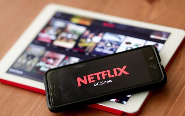 Vista del logo de Netflix en un teléfono móvil.