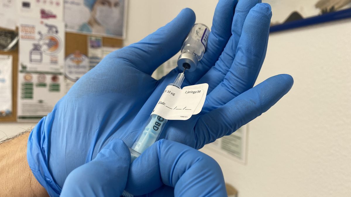 Un sanitario prepara una dosis de la vacuna de Hipra.