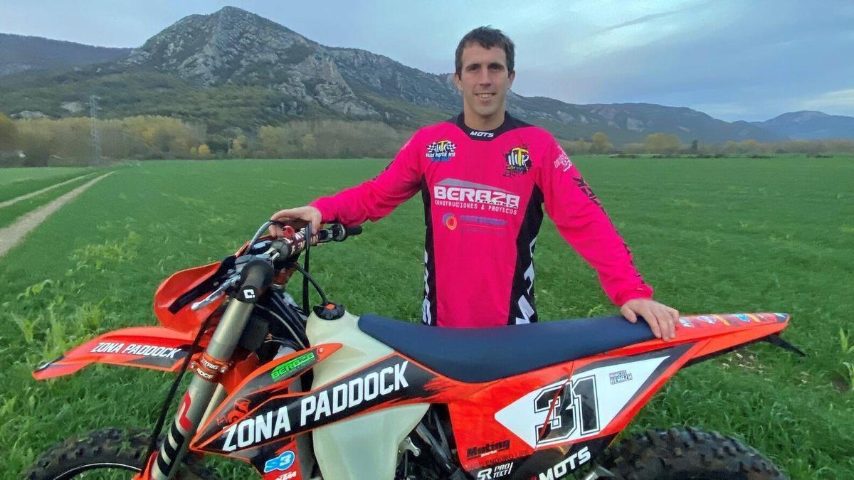 Markos Beraza Vitoria con su moto en Irañeta después de proclamarse campeón de España. Foto: cedida