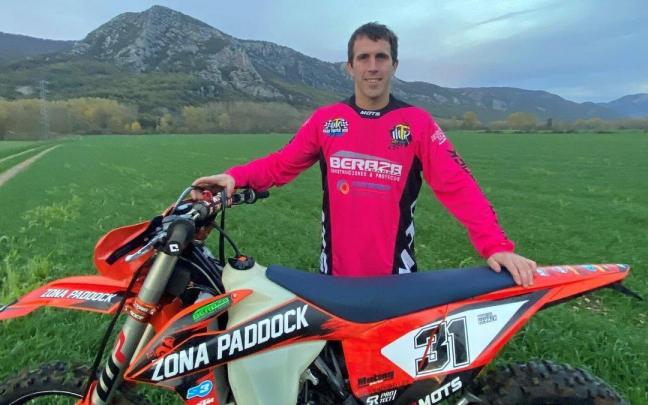 Markos Beraza Vitoria con su moto en Irañeta después de proclamarse campeón de España. Foto: cedida Markos Beraza Vitoria con su moto en Irañeta después de proclamarse campeón de España. Foto: cedida