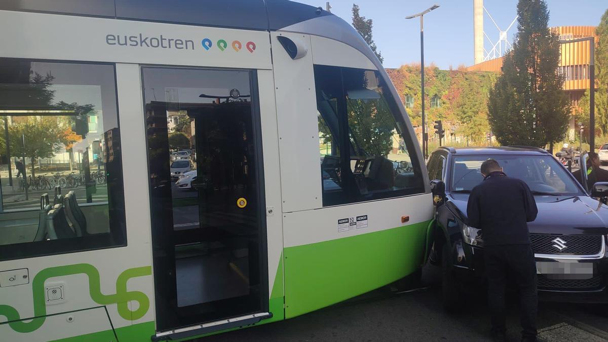 Accidente entre el tranvía y un coche en la Avenida de Gasteiz, hoy domingo al mediodía.