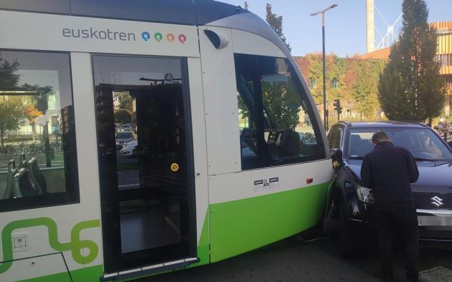 Accidente entre el tranv&iacute;a y un coche en la Avenida de Gasteiz, hoy domingo al mediod&iacute;a.