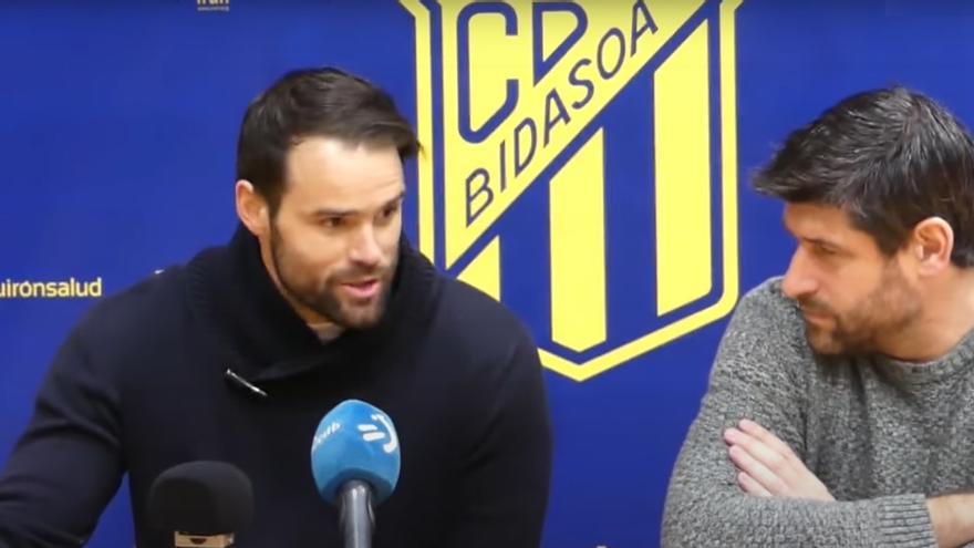 Thomas Tesoriere y Gurutz Aginagalde, durante la despedida del jugador del Bidasoa Irun