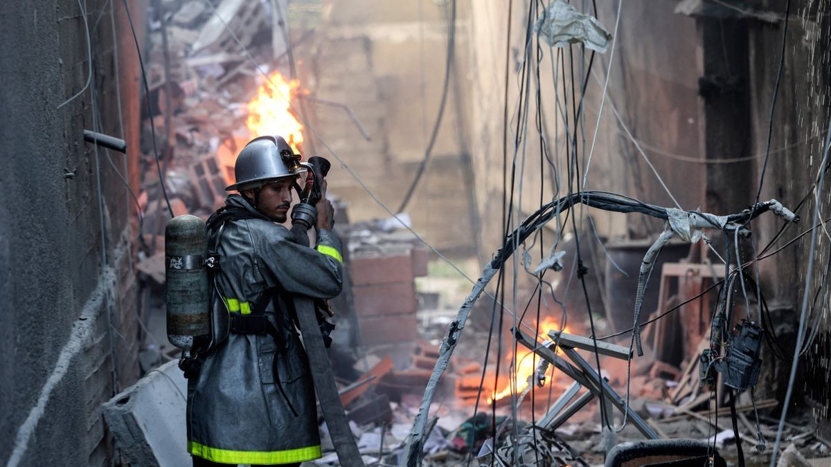 Un bombero apaga un fuego provocado por un ataque israelí en Gaza.