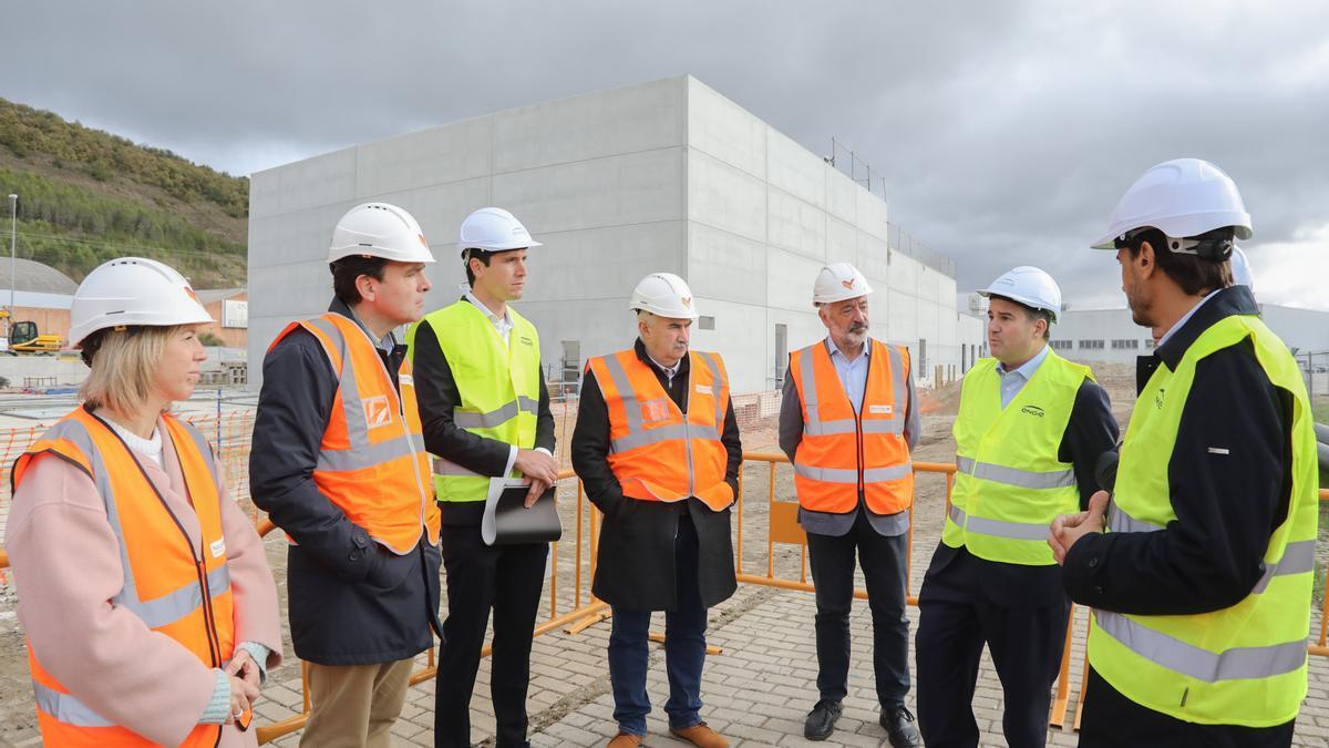 El vicepresidente José María Aierdi junto al resto de autoridades en la visita a la obra de la central de calor de la Txantrea