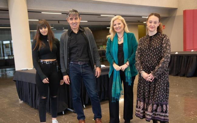 Abrare, moderadora, Juan Santiago, agente de Polic&iacute;a Foral, Diana D&iacute;az, de la Fundaci&oacute;n ANAR y Amaya Morlans, de Memor&aacute;ndum Multimedia.