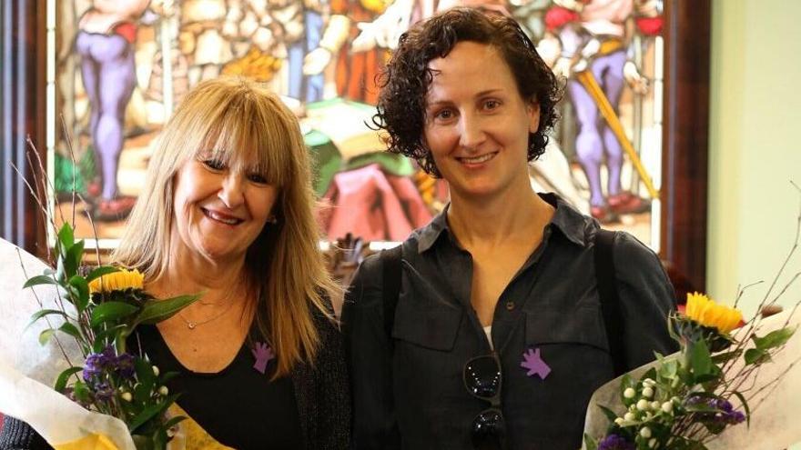 Amaia Oloriz (escritora) y Beatriz Garde (agricultora y tractorista) posan con sus premios en el Ayuntamiento de Villava-Atarrabia.