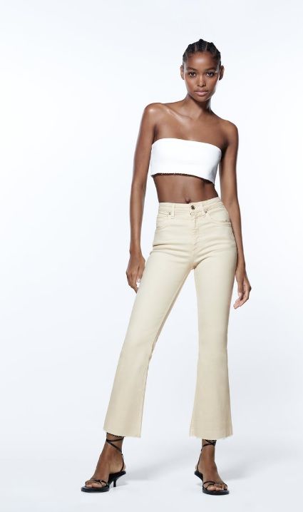Si usamos el pantalón estilo cropped unos zapatos altos o de tacón serán siempre buena opción para combinarlo.