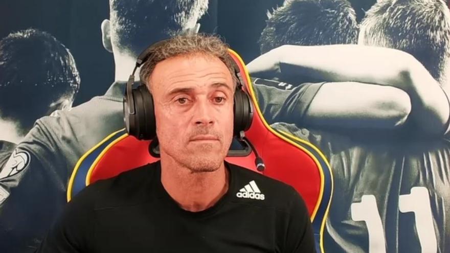 Luis Enrique, respondiendo en Twitch a los internautas.