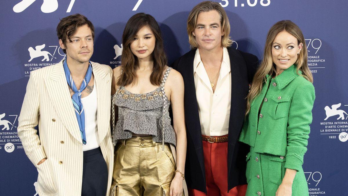 Harry Styles y Chris Pine junto a Olivia Wilde y Gema Chan en el Festival de Cine de Venecia.