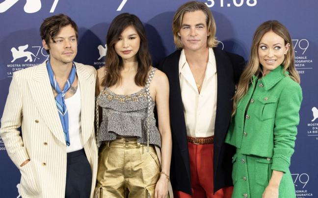 Harry Styles y Chris Pine junto a Olivia Wilde y Gema Chan en el Festival de Cine de Venecia.