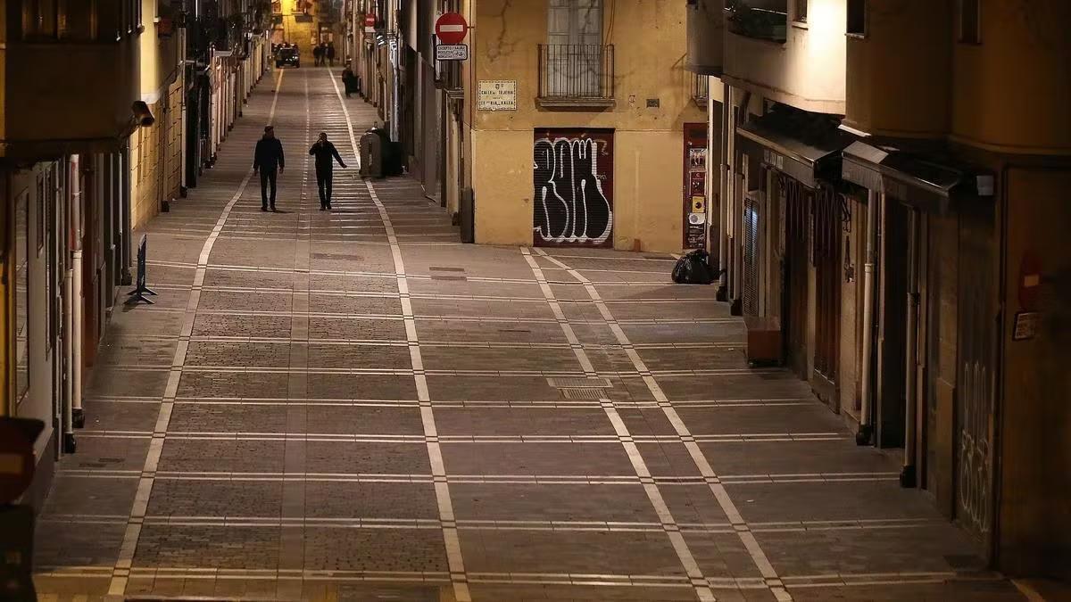 Vista de la calle Calderería de Pamplona, a donde se trasladó Policía Municipal a atender al joven herido