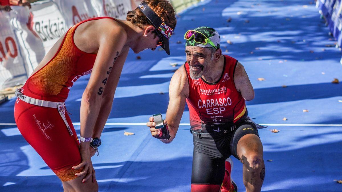 El extremeño Kini Carrasco pide matrimonio a su pareja, también triatleta, tras ganar el oro