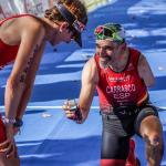 El extreme&ntilde;o Kini Carrasco pide matrimonio a su pareja, tambi&eacute;n triatleta, tras ganar el oro