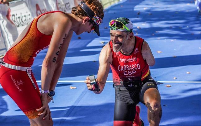 El extremeño Kini Carrasco pide matrimonio a su pareja, también triatleta, tras ganar el oro
