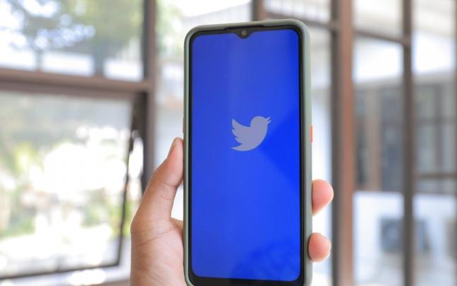 La aplicación de Twitter en un teléfono móvil. La aplicación de Twitter en un teléfono móvil.