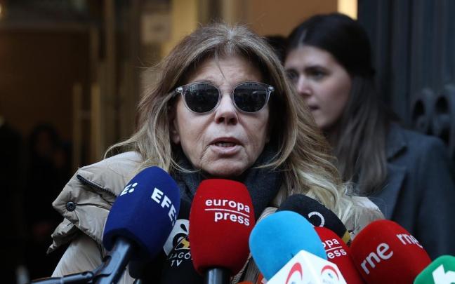 La cantante Jeanette atiende a la prensa en su visita a la capilla ardiente de Carlos Saura. La cantante Jeanette atiende a la prensa en su visita a la capilla ardiente de Carlos Saura.
