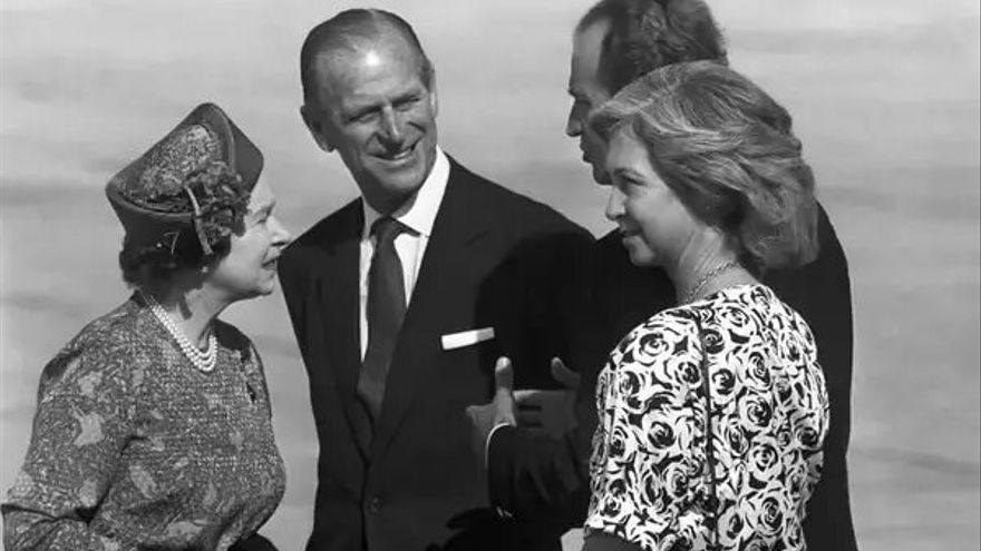 La reina Isabel II y el duque de Edimburgo junto a los reyes Juan Carlos I y Sofia en el aeropuerto de Palma de Mallorca.