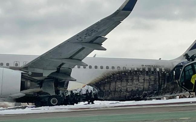 Mueren dos bomberos al chocar con un avión en el aeropuerto de Lima Mueren dos bomberos al chocar con un avión en el aeropuerto de Lima