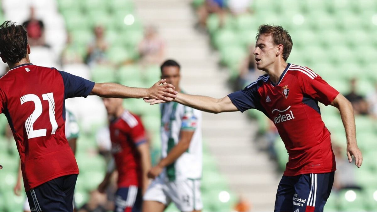Pablo Ibáñez, felicitado por un compañero