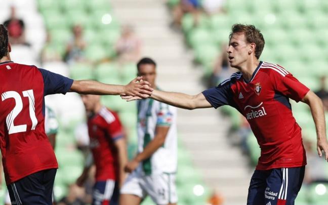 Pablo Ibáñez, felicitado por un compañero