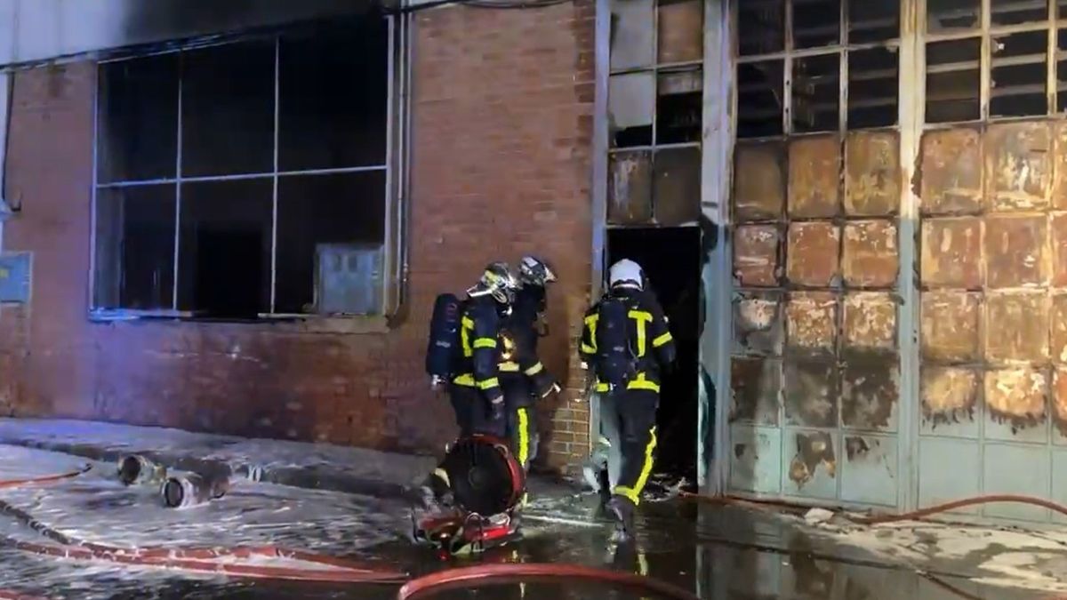 Dos muertos en el incendio de una nave industrial okupada en Torrejón de Ardoz (Madrid).