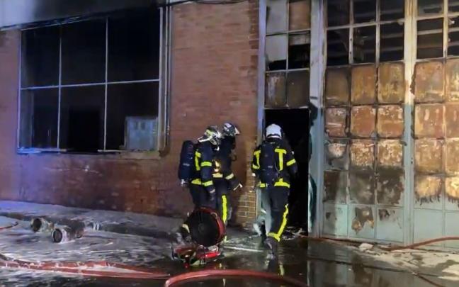 Dos muertos en el incendio de una nave industrial okupada en Torrejón de Ardoz (Madrid). Dos muertos en el incendio de una nave industrial okupada en Torrejón de Ardoz (Madrid).