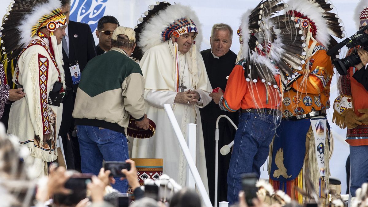 El Papa Francisco, con el tradicional tocado de plumas, se reúne con los indígenas del país.