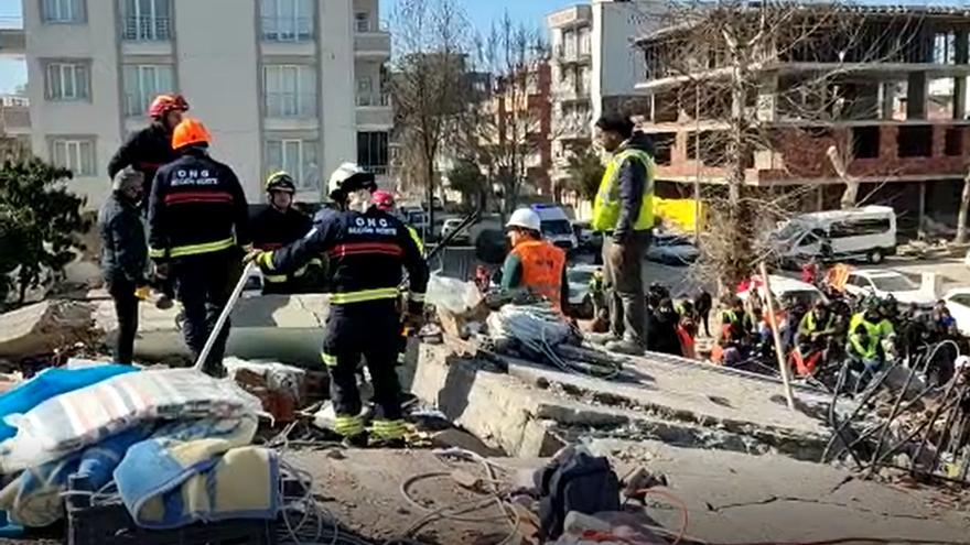 Bomberos de Vitoria ya buscan supervivientes del terremoto en Adyaman