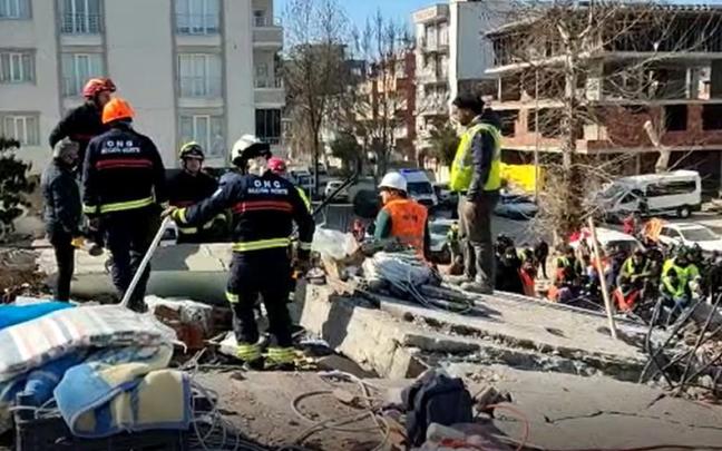 Bomberos de Vitoria ya buscan supervivientes del terremoto en Adyaman