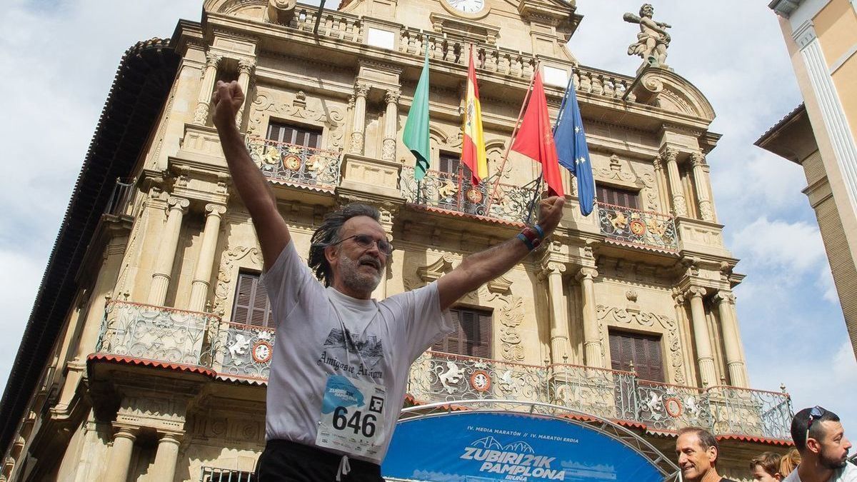 Un corredor, a la altura del Consistorio pamplonés