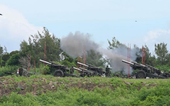 Soldados taiwaneses disparan varios obús durante el simulacro.