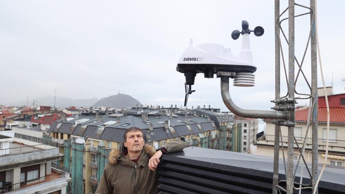 Joseba Ona, meteorólogo aficionado, junto a la estación meteorológica que tiene instalada en el tejado de casa de sus padres.