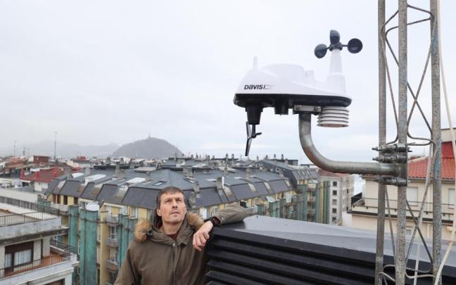 Joseba Ona, meteorólogo aficionado, junto a la estación meteorológica que tiene instalada en el tejado de casa de sus padres. Joseba Ona, meteorólogo aficionado, junto a la estación meteorológica que tiene instalada en el tejado de casa de sus padres.