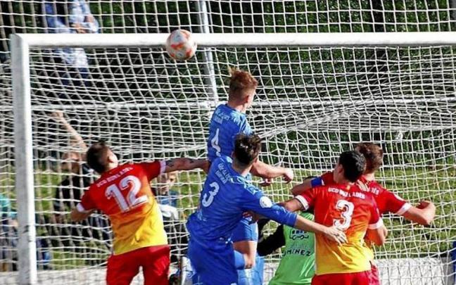 Javier Terés, del Valle, rematando al larguero. | FOTO: JON URRIZA GUILLEN