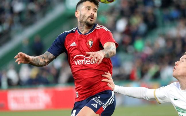 Rubén García controla la pelota con la cabeza.