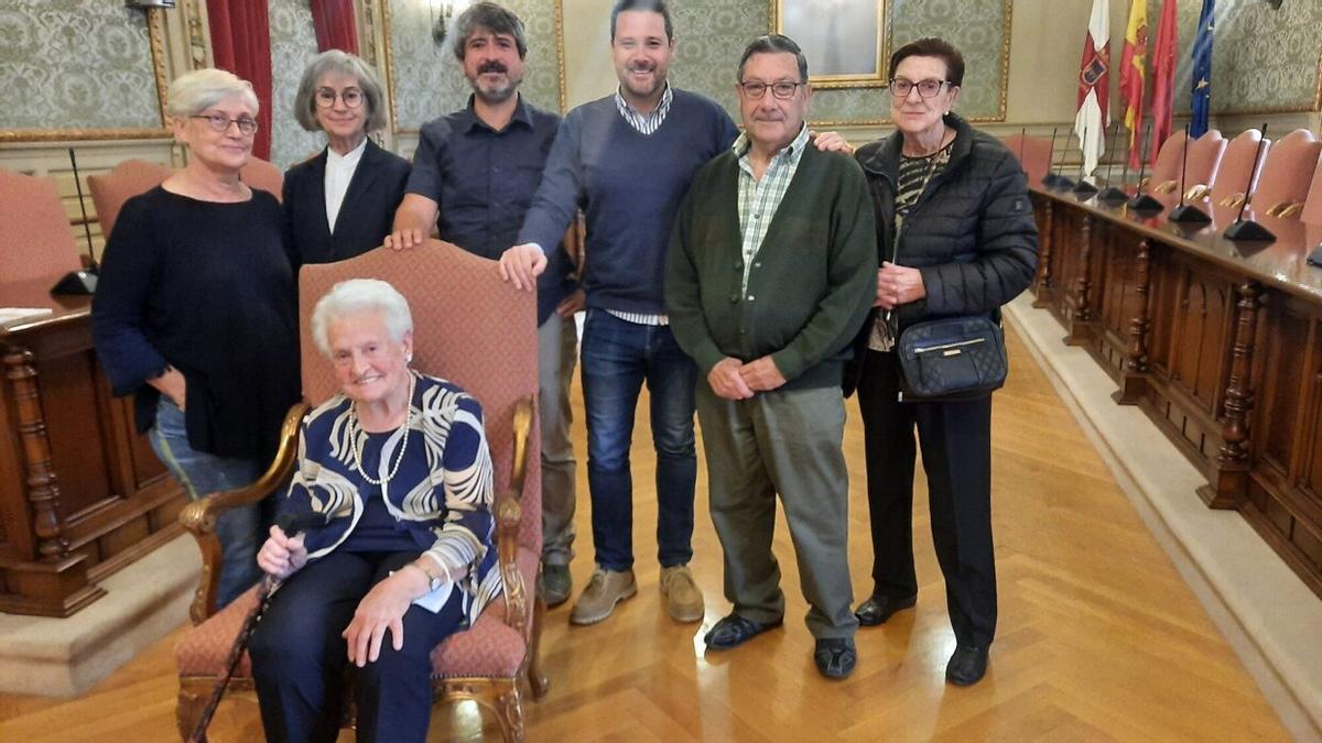 Las familias donantes posan con la archivera, Beatriz Pérez (izda) y el alcalde, Alejandro Toquero