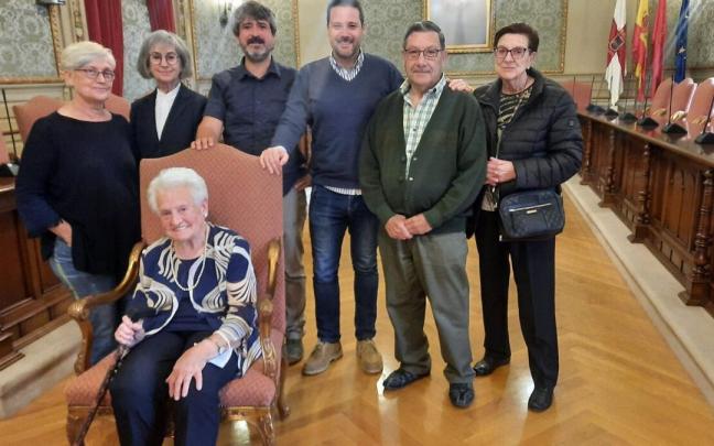 Las familias donantes posan con la archivera, Beatriz Pérez (izda) y el alcalde, Alejandro Toquero Las familias donantes posan con la archivera, Beatriz Pérez (izda) y el alcalde, Alejandro Toquero