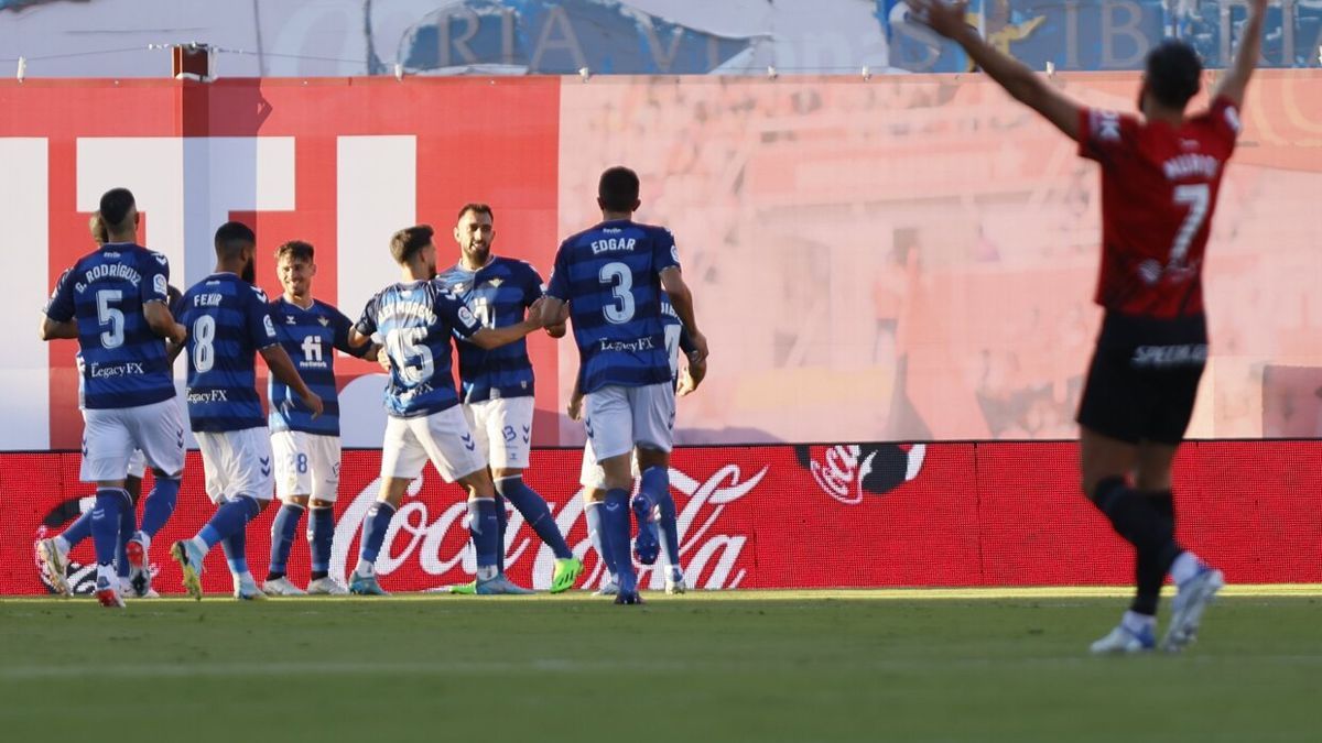 El delantero del Betis Borja Iglesias (5i) celebra su gol de penalti