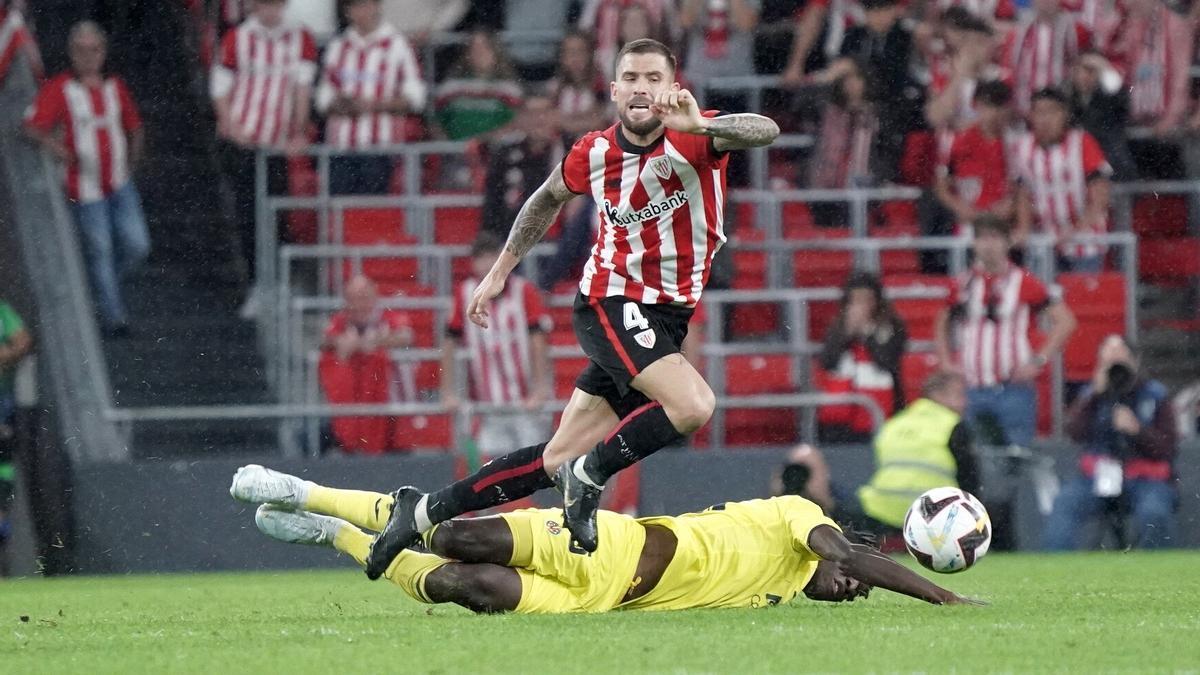 Iñigo Martínez supera a Samu Chukwueze en un lance del encuentro disputado ayer en San Mamés entre el Athletic y el Villarreal.