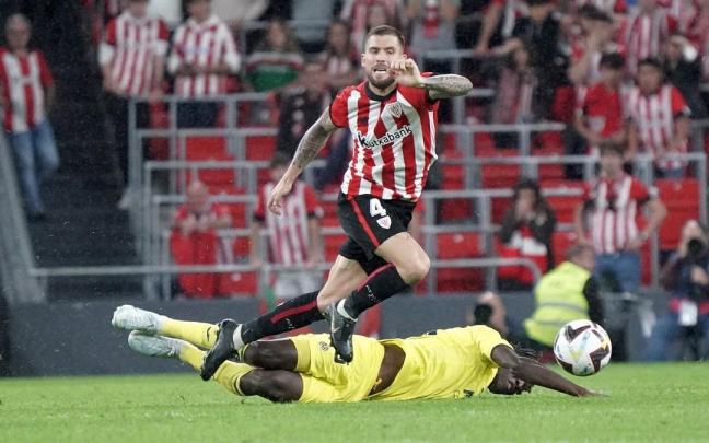 Iñigo Martínez supera a Samu Chukwueze en un lance del encuentro disputado ayer en San Mamés entre el Athletic y el Villarreal.