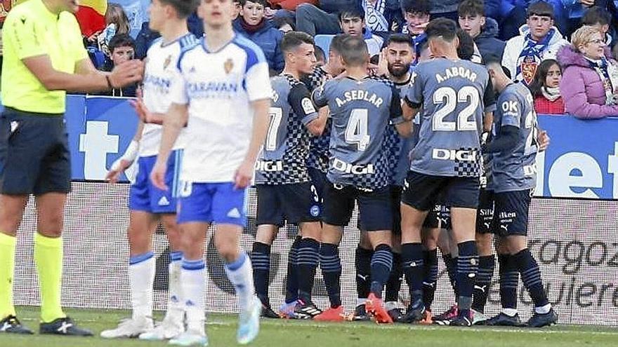 El Alavés celebra uno de sus cuatro goles al Zaragoza en La Romareda.