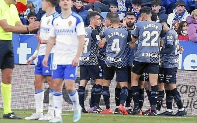 El Alav&eacute;s celebra uno de sus cuatro goles al Zaragoza en La Romareda.