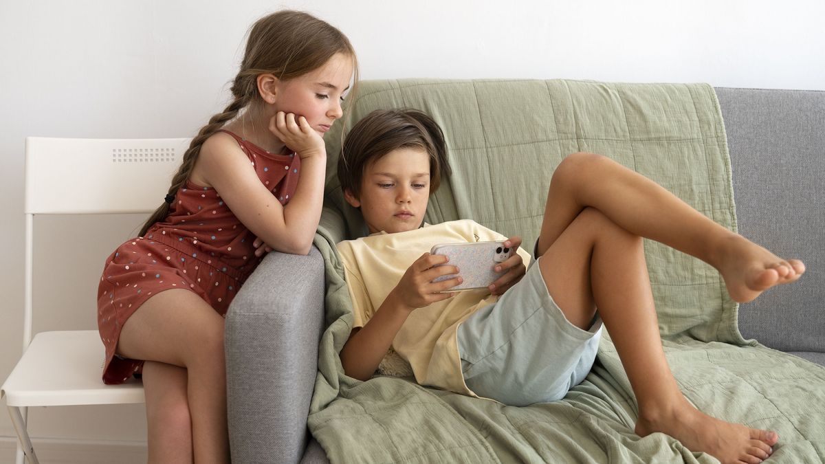 Dos niños juegan con un 'smartphone'.