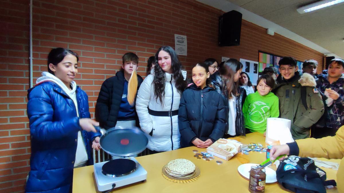 Alumnado del IES Valle del Ebro celebrando la Chandeleur con ricos crêpes.