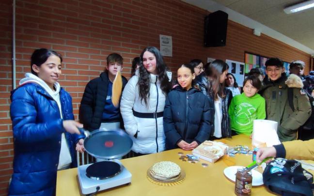 Alumnado del IES Valle del Ebro celebrando la Chandeleur con ricos cr&ecirc;pes.