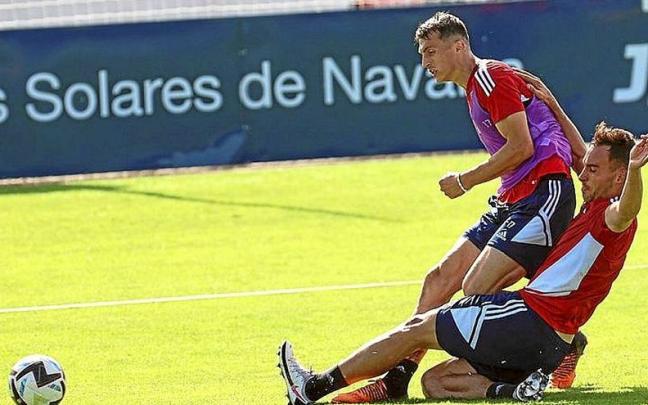 Unai Garc&iacute;a se lanza al suelo para impedir el remate de Budimir.