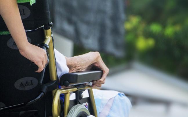 la investigación se inició tras el aviso de una trabajadora social sobre la situación de precariedad económica en la que se encontraba la víctima. la investigación se inició tras el aviso de una trabajadora social sobre la situación de precariedad económica en la que se encontraba la víctima.